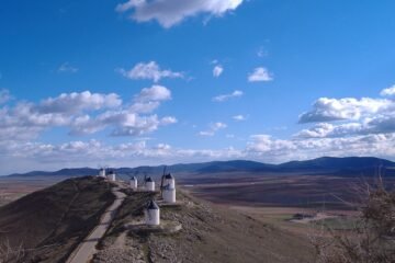 Fiestas de la Rosa del Azafrán de Consuegra 21 Molinos de viento de Consuegra, Toledo, símbolo del paisaje manchego