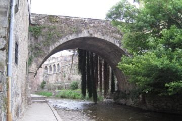 Fiesta del Orujo en Potes 18 Puente de la Cárcel sobre el río Quiviesa en Potes, Cantabria