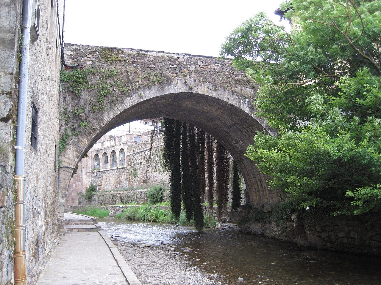 Fiesta del Orujo en Potes 2 Puente de la Cárcel sobre el río Quiviesa en Potes, Cantabria