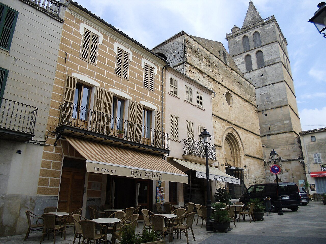 Iglesia de Santa María de Sineu y su plaza en Mallorca