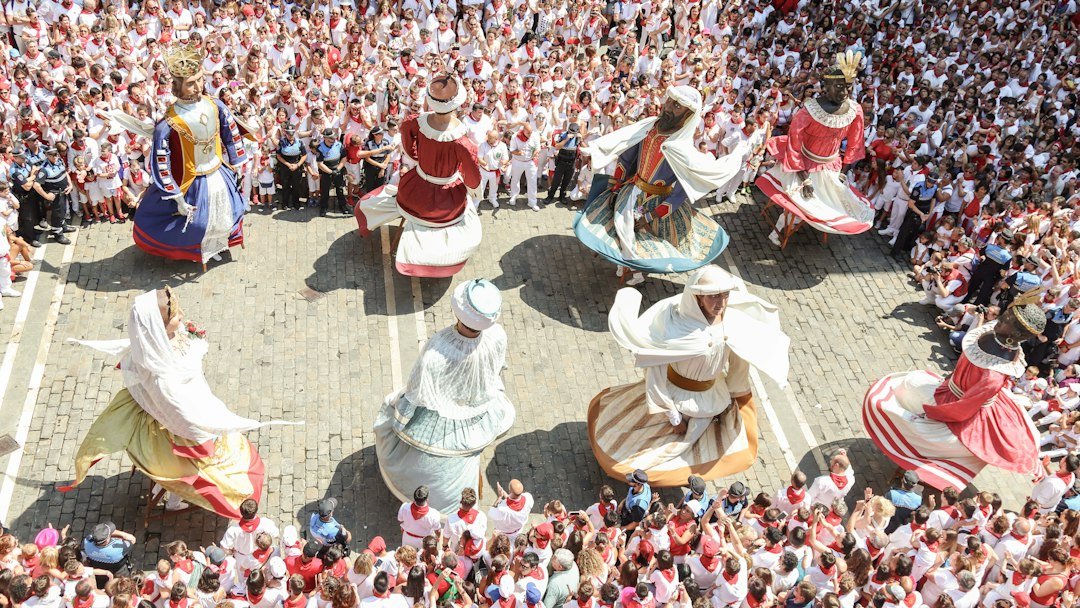 Cómo localizar el programa oficial de una fiesta y comprobar que es de este año 1 Participantes en el baile final de San Fermín junto al Ayuntamiento de Pamplona