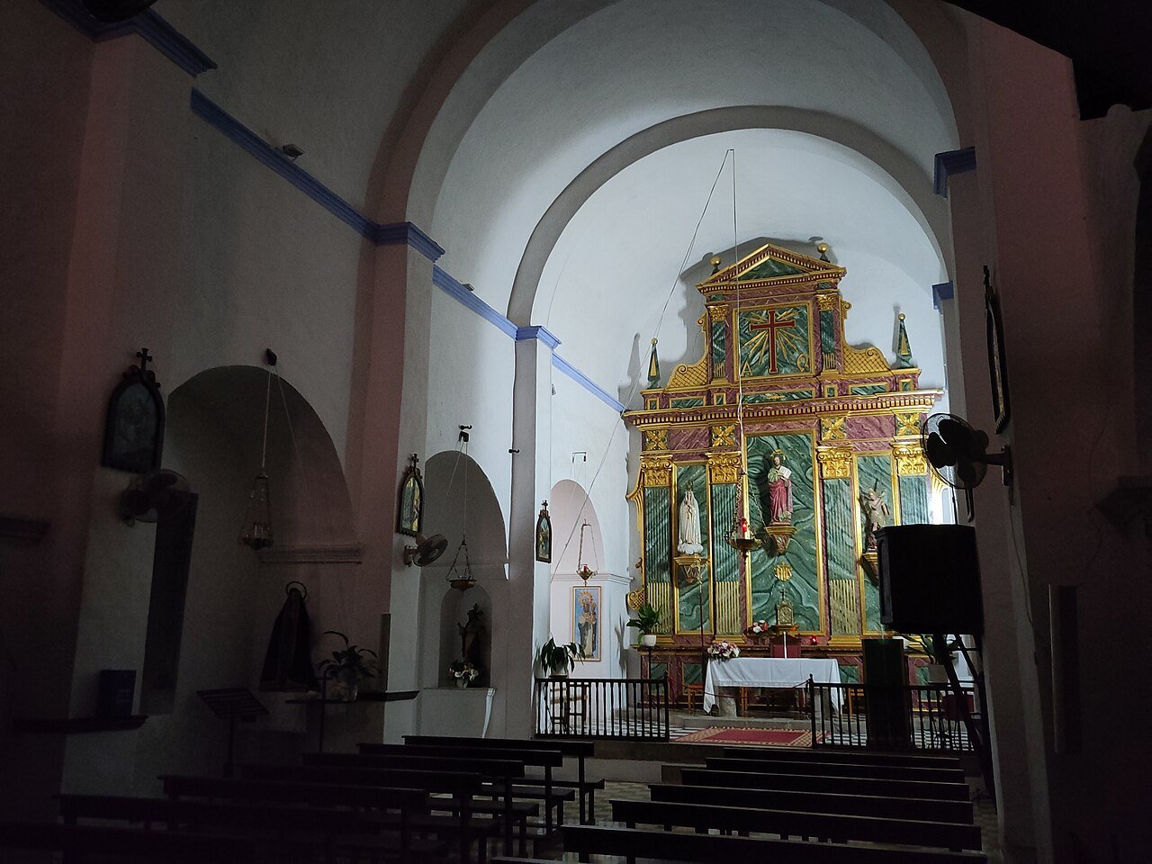 Interior de la iglesia de Sant Mateu d'Albarca en Ibiza